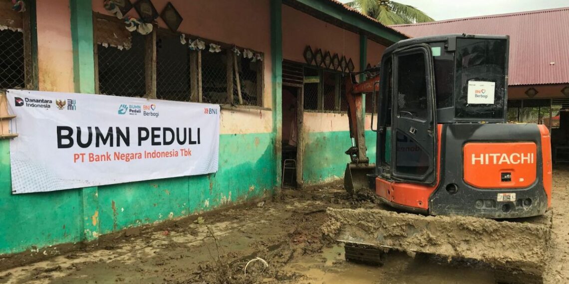 PT Bank Negara Indonesia (Persero) Tbk atau BNI bergerak cepat membantu warga terdampak banjir bandang di Sumatra Barat dengan membersihkan Masjid Darul Aman, Jorong Toboh, Nagari Malalak, Kabupaten Agam, Sabtu (17/1/2026).