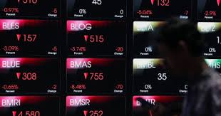 Layar pergerakan saham di Bursa Efek Indonesia (BEI) yang didominasi warna merah saat penutupan perdagangan, Rabu (28/1).