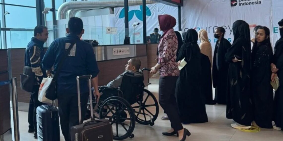 Kementerian Luar Negeri (Kemlu) RI bersama Konsulat Jenderal RI (KJRI) Jeddah memfasilitasi pemulangan 96 Warga Negara Indonesia (WNI)/Pekerja Migran Indonesia (PMI) dari Arab Saudi, Jumat (16/1/2026).