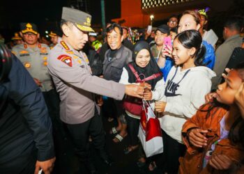 Kapolri Jenderal Listyo Sigit Prabowo meninjau langsung pengamanan perayaan malam Tahun Baru 2026 di kawasan Bundaran Hotel Indonesia (HI), Jakarta Pusat, Rabu (31/12/2025). (Foto: Ist)