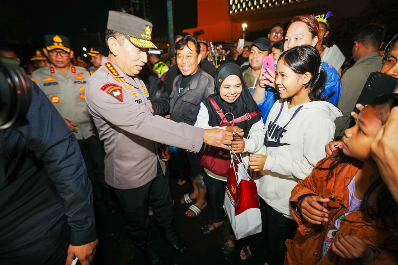Kapolri Jenderal Listyo Sigit Prabowo meninjau langsung pengamanan perayaan malam Tahun Baru 2026 di kawasan Bundaran Hotel Indonesia (HI), Jakarta Pusat, Rabu (31/12/2025). (Foto: Ist)