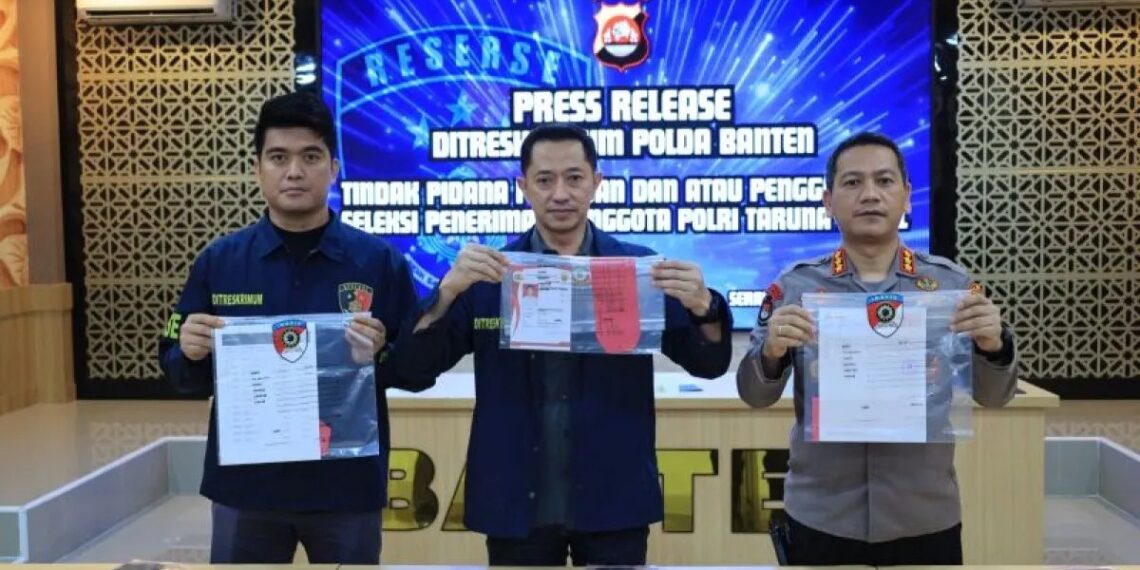 Dirreskrimum Polda Banten Kombes Dian Setyawan, menunjukkan barang bukti terkait dugaan penipuan dengan modus seleksi taruna Akademi Kepolisian (Akpol). (Sumber: Humas Polda Banten)