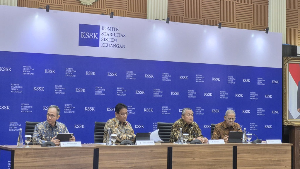 Menteri Keuangan Purbaya Yudhi Sadewa (tengah) bersama pimpinan lembaga anggota KSSK dalam konferensi pers di Jakarta. KSSK memproyeksikan pertumbuhan ekonomi Indonesia mencapai 5,4% pada 2026 dengan mengandalkan investasi teknologi dan penguatan permintaan domestik sebagai penangkal ketidakpastian global.