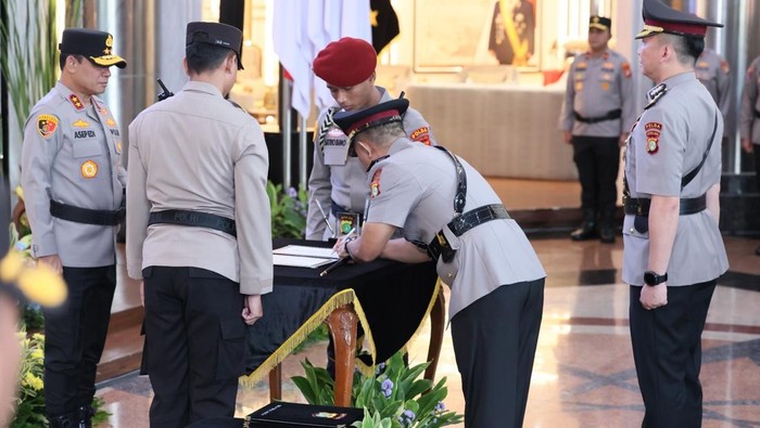 Kapolda Metro Jaya Irjen Asep Edi Suheri memimpin serah terima jabatan 6 kapolres dan 2 direktur. (dok. Polda Metro)