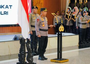 Kepolisian Negara Republik Indonesia (Polri) menggelar upacara korps raport atau kenaikan pangkat massal bagi puluhan ribu personel secara serentak di seluruh Indonesia, Kamis (1/1/2026).
