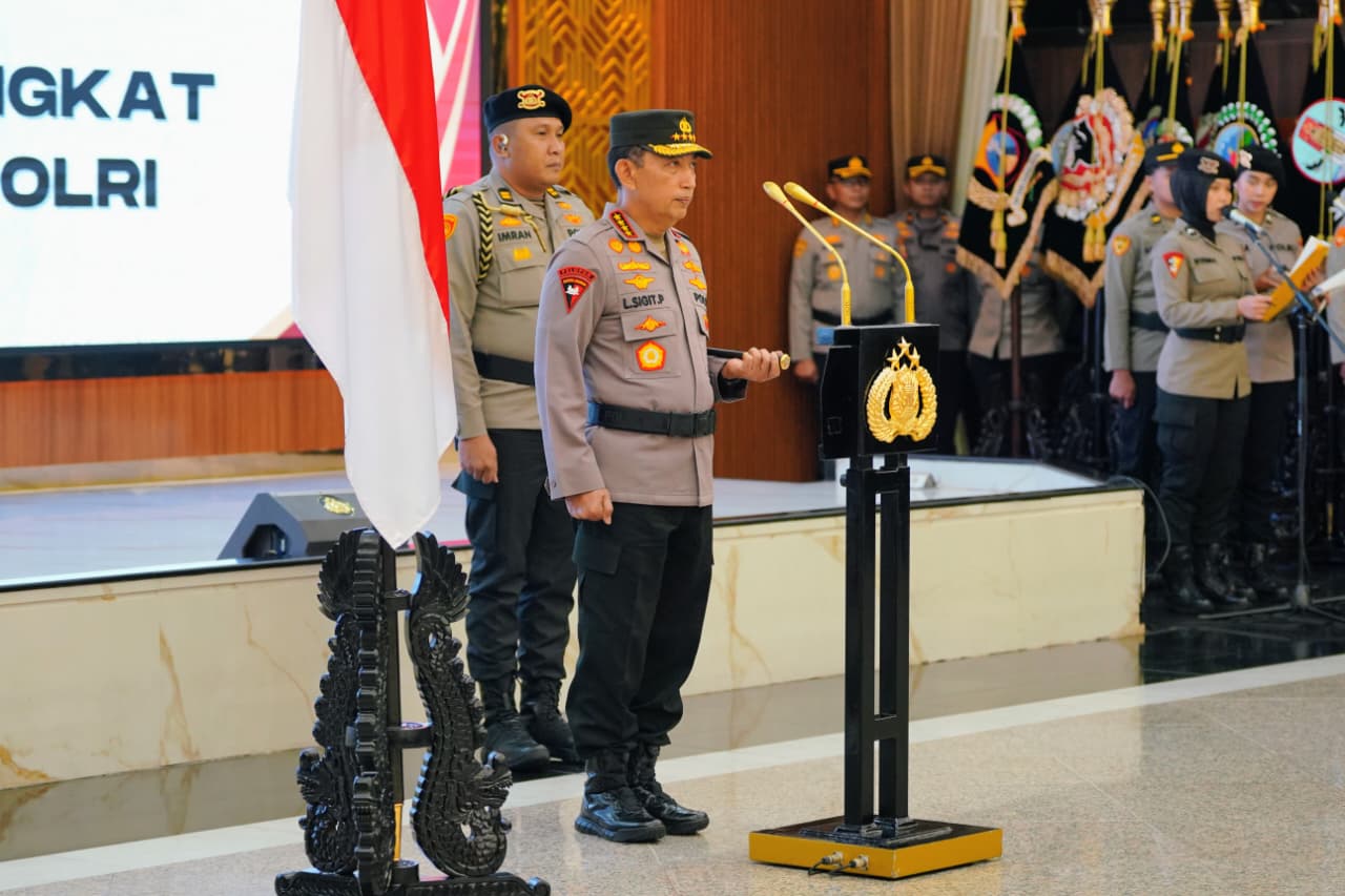 Kepolisian Negara Republik Indonesia (Polri) menggelar upacara korps raport atau kenaikan pangkat massal bagi puluhan ribu personel secara serentak di seluruh Indonesia, Kamis (1/1/2026).
