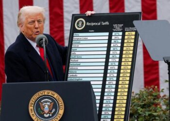 Presiden AS Donald Trump menyampaikan pidato tentang tarif di Rose Garden di Gedung Putih di Washington, D.C., AS, 2 April 2025. Foto: (REUTERS/Carlos Barria)