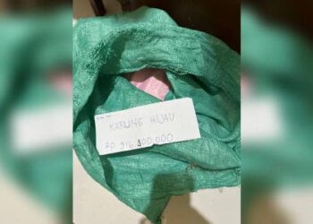 Barang bukti uang tunai senilai Rp2,6 miliar yang diamankan KPK dalam kasus dugaan pemerasan pengisian jabatan perangkat desa di Kabupaten Pati, disimpan dalam karung dan kantong plastik.