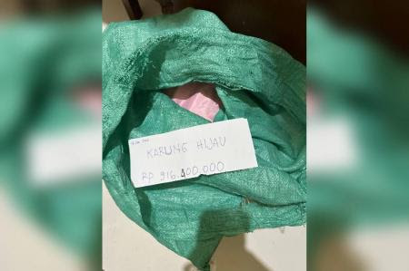 Barang bukti uang tunai senilai Rp2,6 miliar yang diamankan KPK dalam kasus dugaan pemerasan pengisian jabatan perangkat desa di Kabupaten Pati, disimpan dalam karung dan kantong plastik.