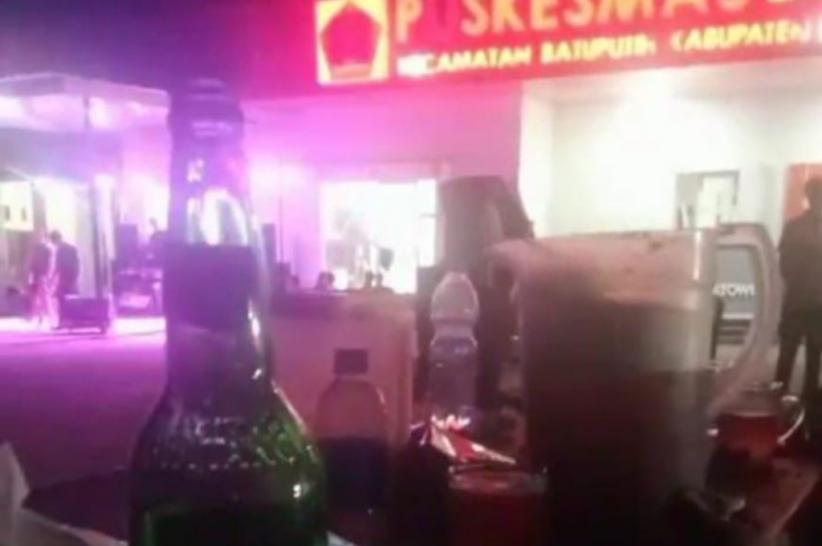 Tangkapan layar video viral pesta miras di Puskesmas Latowu yang ramai beredar di media sosial saat malam pergantian tahun. (Foto: IG)