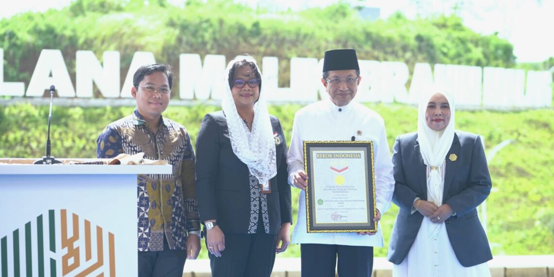 Penyerahan Piagam Penghargaan atas rekor Perguruan Tinggi Pertama dengan Desain Bangunan Berlafaz Ar-Rahim di UIN Malang. Sumber dok kemenag.go.id