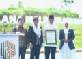 Penyerahan Piagam Penghargaan atas rekor Perguruan Tinggi Pertama dengan Desain Bangunan Berlafaz Ar-Rahim di UIN Malang. Sumber dok kemenag.go.id
