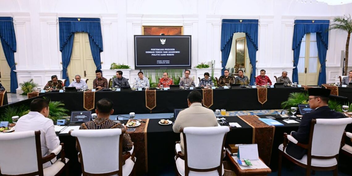 Presiden Prabowo Subianto menerima sejumlah mantan menteri luar negeri, mantan wakil menteri luar negeri, serta tokoh senior diplomasi nasional di Istana Merdeka, Jakarta, Rabu (4/2/2026). BPMI Setpres