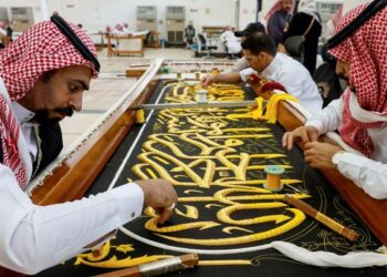 Pekerja menyulam kain Kiswah di sebuah pabrik di Mekah, Arab Saudi, 6 Juli 2022. Kiswah merupakan kain penutup Kabah berwarna hitam dengan sulaman kaligrafi berwarna emas. REUTERS/Mohammed Salem