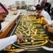 Pekerja menyulam kain Kiswah di sebuah pabrik di Mekah, Arab Saudi, 6 Juli 2022. Kiswah merupakan kain penutup Kabah berwarna hitam dengan sulaman kaligrafi berwarna emas. REUTERS/Mohammed Salem