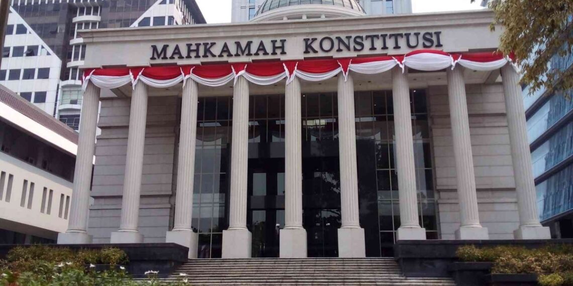 Guru honorer Reza Sudrajat saat memberikan keterangan terkait gugatan UU APBN 2026 di Mahkamah Konstitusi. Pemohon mempersoalkan alokasi dana Makan Bergizi Gratis (MBG) sebesar Rp223 triliun yang diambil dari pos anggaran pendidikan, Senin (16/2/2026).