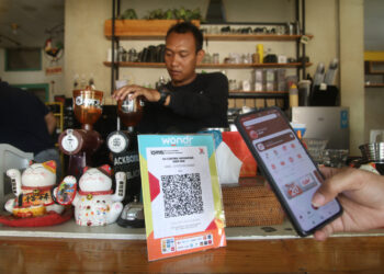 Bank Indonesia menargetkan QRIS merambah ke 8 negara dan menggandeng 45 juta merchant, mayoritas sektor mikro, untuk memperkuat kedaulatan Rupiah, Senin (16/2/2026).