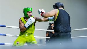 Modernisasi Ring Tinju: Ketua Umum Perbati Ray Zulham saat mengumumkan kebijakan baru yang mengizinkan petinju profesional berlaga di ajang amatir.