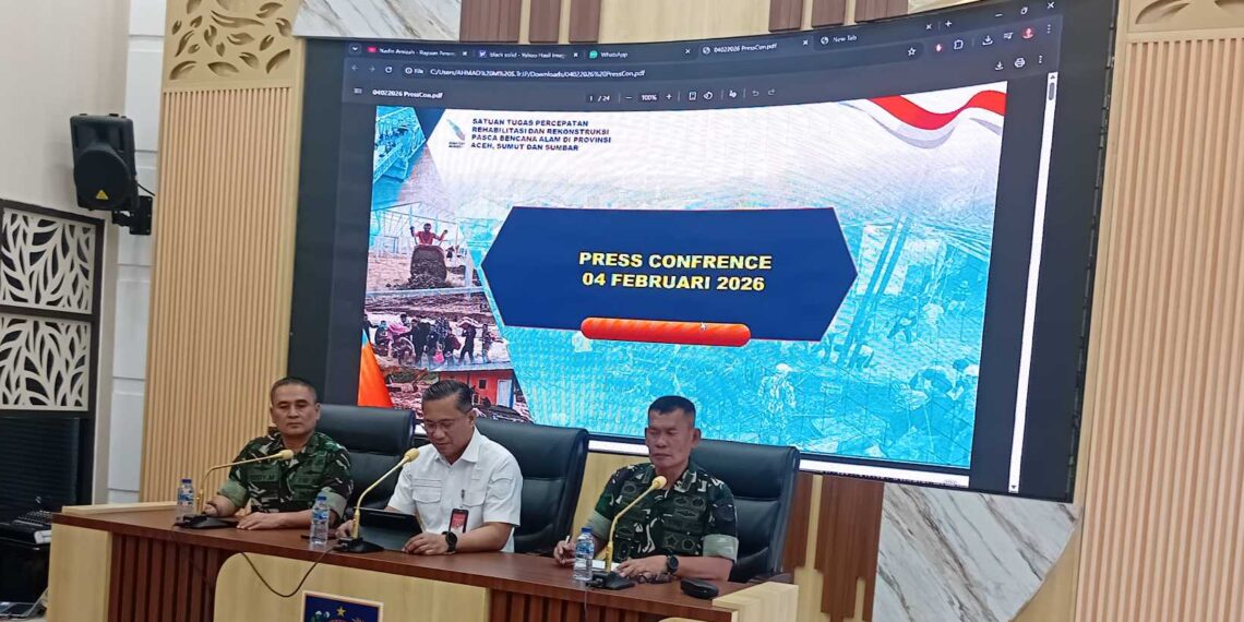 Juru Bicara Satuan Tugas Percepatan Rehabilitasi dan Rekonstruksi Pasca Bencana Alam di Wilayah Sumatra, Amran Jamaluddin (tengah) memberikan keterangan dalam dalam konferensi pers di kantor Kementerian Dalam Negeri, Jakarta, Rabu (4/2/2026).