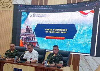 Juru Bicara Satuan Tugas Percepatan Rehabilitasi dan Rekonstruksi Pasca Bencana Alam di Wilayah Sumatra, Amran Jamaluddin (tengah) memberikan keterangan dalam dalam konferensi pers di kantor Kementerian Dalam Negeri, Jakarta, Rabu (4/2/2026).