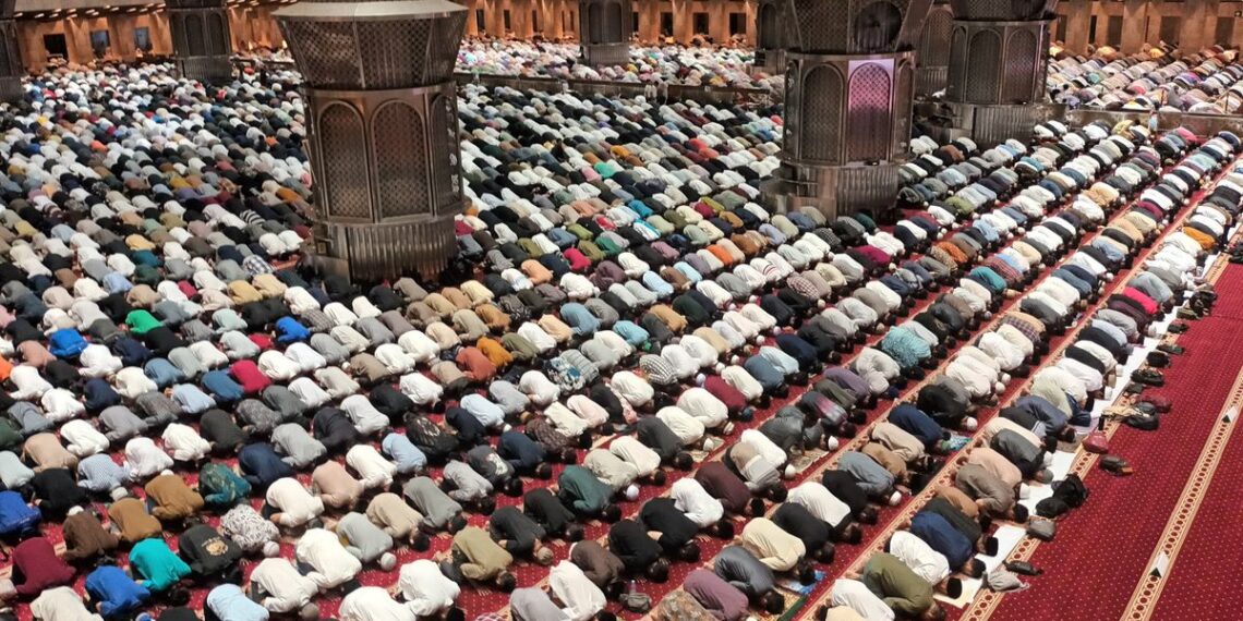 Ribuan jamaah tampak memenuhi ruang utama Masjid Istiqlal Jakarta saat menunaikan salat Tarawih perdana Ramadan 1447 H yang berlangsung khidmat dan tertib.