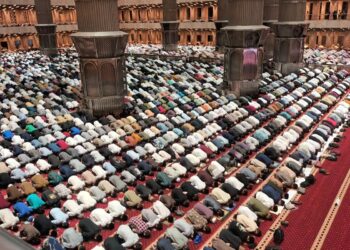 Ribuan jamaah tampak memenuhi ruang utama Masjid Istiqlal Jakarta saat menunaikan salat Tarawih perdana Ramadan 1447 H yang berlangsung khidmat dan tertib.