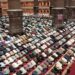 Ribuan jamaah tampak memenuhi ruang utama Masjid Istiqlal Jakarta saat menunaikan salat Tarawih perdana Ramadan 1447 H yang berlangsung khidmat dan tertib.