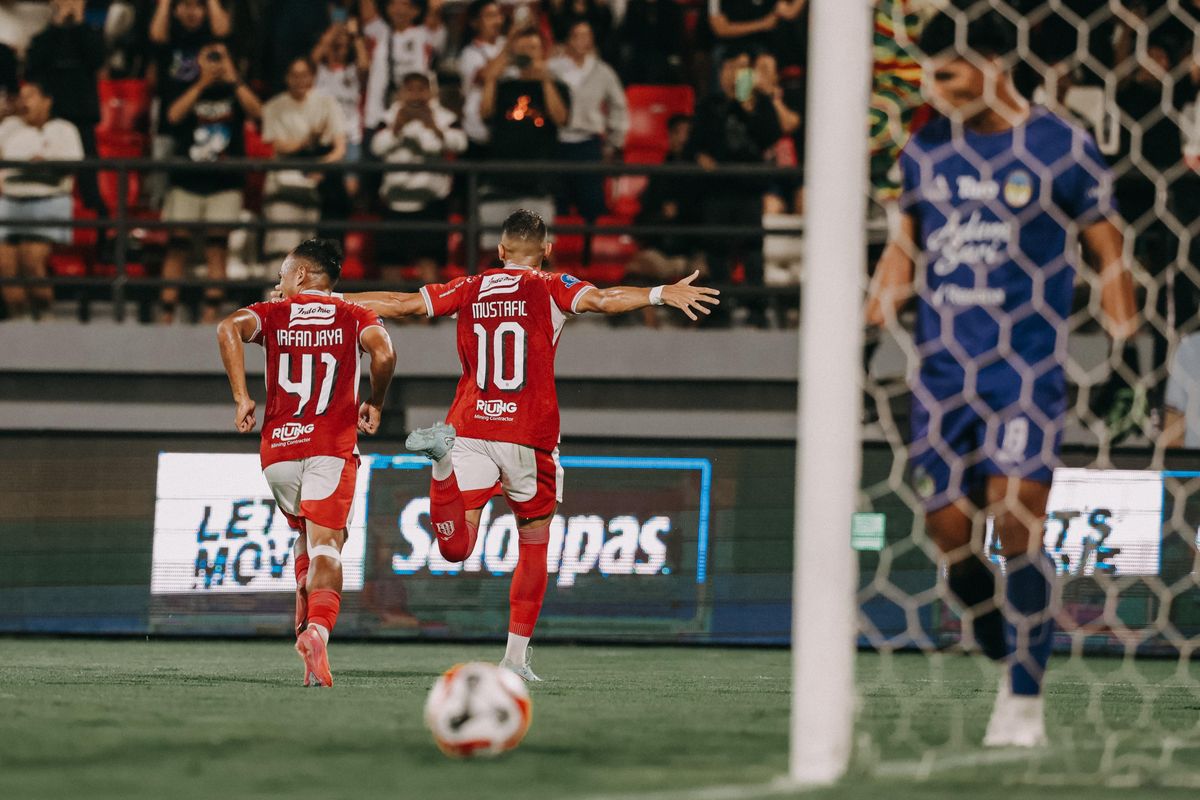 Pemain PSIM Yogyakarta merayakan gol penyama kedudukan di masa injury time saat menjamu Bali United. Semangat pantang menyerah Laskar Mataram berhasil mengamankan satu poin berharga di kandang. (Foto: Dok. PSIM/Istimewa)