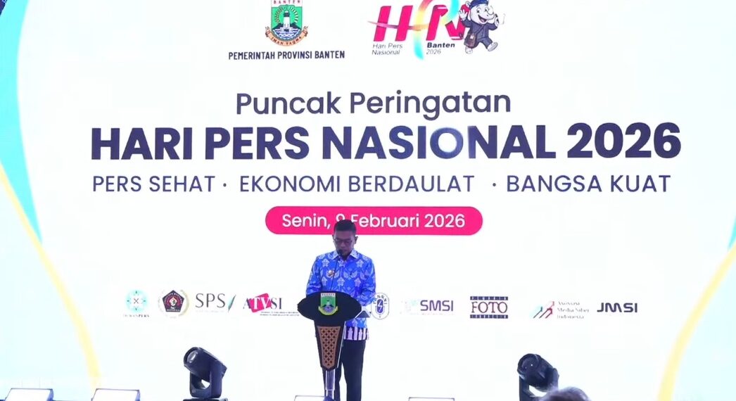 Gubernur Banten Andra Soni saat memberikan sambutan dalam Gala Dinner HPN 2026 di Pendopo Gubernur. Banten memanfaatkan momentum hari pers sebagai ajang promosi budaya sekaligus penggerak ekonomi melalui ribuan jurnalis yang hadir dari seluruh Indonesia. (Foto: Istimewa/Ekoin.co)