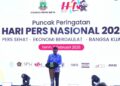 Gubernur Banten Andra Soni saat memberikan sambutan dalam Gala Dinner HPN 2026 di Pendopo Gubernur. Banten memanfaatkan momentum hari pers sebagai ajang promosi budaya sekaligus penggerak ekonomi melalui ribuan jurnalis yang hadir dari seluruh Indonesia. (Foto: Istimewa/Ekoin.co)