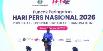 Gubernur Banten Andra Soni saat memberikan sambutan dalam Gala Dinner HPN 2026 di Pendopo Gubernur. Banten memanfaatkan momentum hari pers sebagai ajang promosi budaya sekaligus penggerak ekonomi melalui ribuan jurnalis yang hadir dari seluruh Indonesia. (Foto: Istimewa/Ekoin.co)