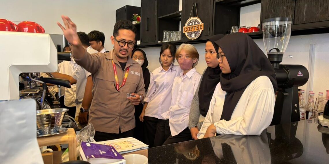 Arjuna, Instruktur di Bidang Barista pada PPKD Jakarta Pusat saat menunjukkan cara membuat kopi. (Foto: Ridwansyah/Ekoin.co)