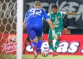 Bek kanan Persebaya Arief Catur Pamungkas berusaha untuk membobol gawang Dewa United dalam lanjutan BRI Super League pekan lalu. (iG Persebaya)
