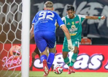Bek kanan Persebaya Arief Catur Pamungkas berusaha untuk membobol gawang Dewa United dalam lanjutan BRI Super League pekan lalu. (iG Persebaya)