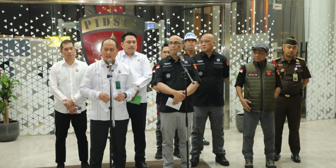 Direktur Penyidikan pada JAM Pidsus, Syarief Sulaeman Nahdi dalam konferensi pers di Gedung Bundar Kejagung