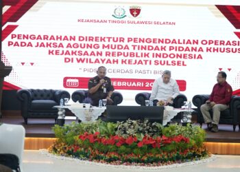 Direktur Pengendalian Operasi (Dirdalops) Jampidsus Kejagung, Muhammad Syarifuddin (tengah), saat memberikan pengarahan kepada para Kajari dan Kasi Pidsus se-Sulawesi Selatan di Makassar, Rabu (4/2/2026).
