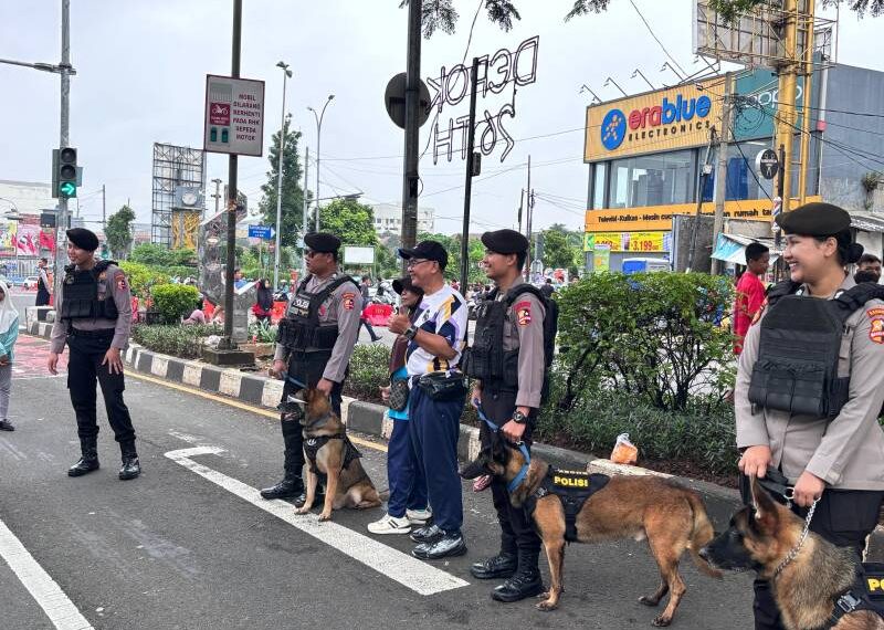 Personel Ditpolsatwa Baharkam Polri bersama satwa K-9 melakukan patroli pengamanan saat Car Free Day di kawasan Margonda, Depok, Minggu (1/2/2026), guna memastikan aktivitas masyarakat berjalan aman dan tertib.