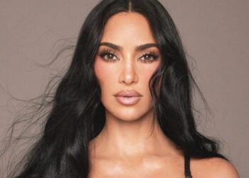 Kim Kardashian Dikabarkan Liburan Bersama di Hotel dengan Pembalap F1 Lewis Hamilton