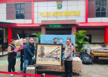 Kapolsek Menteng menunjukkan sebagian barang bukti yang dijual penjaga rumah ke penadah (Foto: Ridwansyah/ekoin.co)