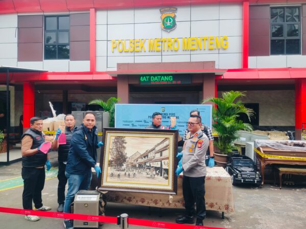 Kapolsek Menteng menunjukkan sebagian barang bukti yang dijual penjaga rumah ke penadah (Foto: Ridwansyah/ekoin.co)