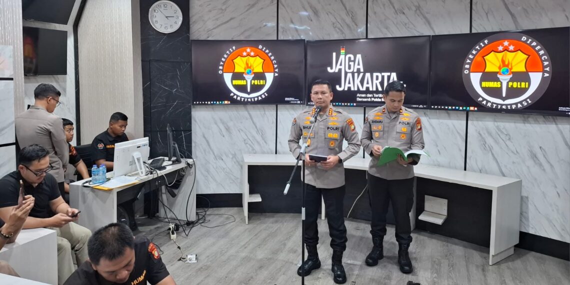 Kabid Humas Polda Metro Jaya Kombes Budi Hermanto memberi keterangan saat penyidik Polsek Cilandak periksa tersangka IP. Foto: Amsi