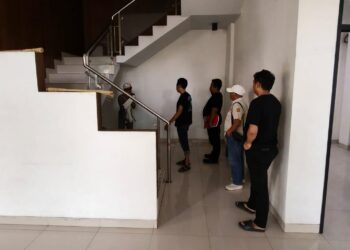 Polisi mengamankan dua pelaku berinisial MAU dan DBA. Foto: Humas PMJ