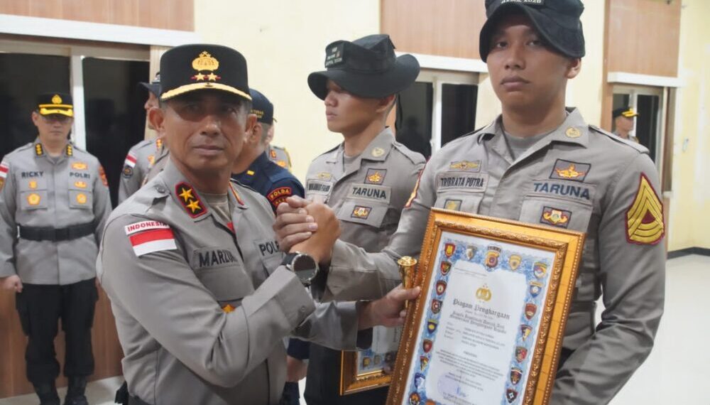 Kapolda Aceh Irjen Pol Marzuki Ali Basyah memberikan penghargaan kepada Brigadir Kepala Taruna Tribrata Putra Sambo atas aksi heroik menyelamatkan warga hanyut di Sungai Kuala Simpang. (Foto: Istimewa)