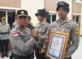 Kapolda Aceh Irjen Pol Marzuki Ali Basyah memberikan penghargaan kepada Brigadir Kepala Taruna Tribrata Putra Sambo atas aksi heroik menyelamatkan warga hanyut di Sungai Kuala Simpang. (Foto: Istimewa)