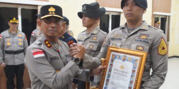 Kapolda Aceh Irjen Pol Marzuki Ali Basyah memberikan penghargaan kepada Brigadir Kepala Taruna Tribrata Putra Sambo atas aksi heroik menyelamatkan warga hanyut di Sungai Kuala Simpang. (Foto: Istimewa)