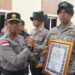 Kapolda Aceh Irjen Pol Marzuki Ali Basyah memberikan penghargaan kepada Brigadir Kepala Taruna Tribrata Putra Sambo atas aksi heroik menyelamatkan warga hanyut di Sungai Kuala Simpang. (Foto: Istimewa)
