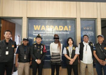 Warga Negara Perancis akhirnya dideportasi setelah delapan hari terlantar di Stasiun Gambir (Foto:ist)