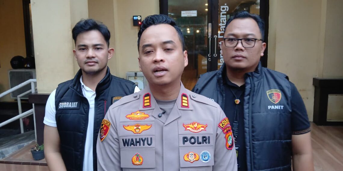 Kapolsek Tambora AKP Wahyu Hidayat didampingi Kanit Reskrim AKP Sudrajat Djumantara. Foto: Humas Polres Jakarta Barat