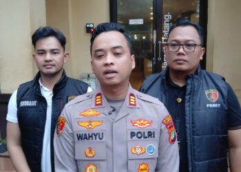 Kapolsek Tambora AKP Wahyu Hidayat didampingi Kanit Reskrim AKP Sudrajat Djumantara. Foto: Humas Polres Jakarta Barat