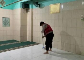 Direktorat Samapta Polda Metro Jaya membantu membersihkan musala di kawasan Kampung Melayu, Jakarta Timur. (Foto: isitimewa)
